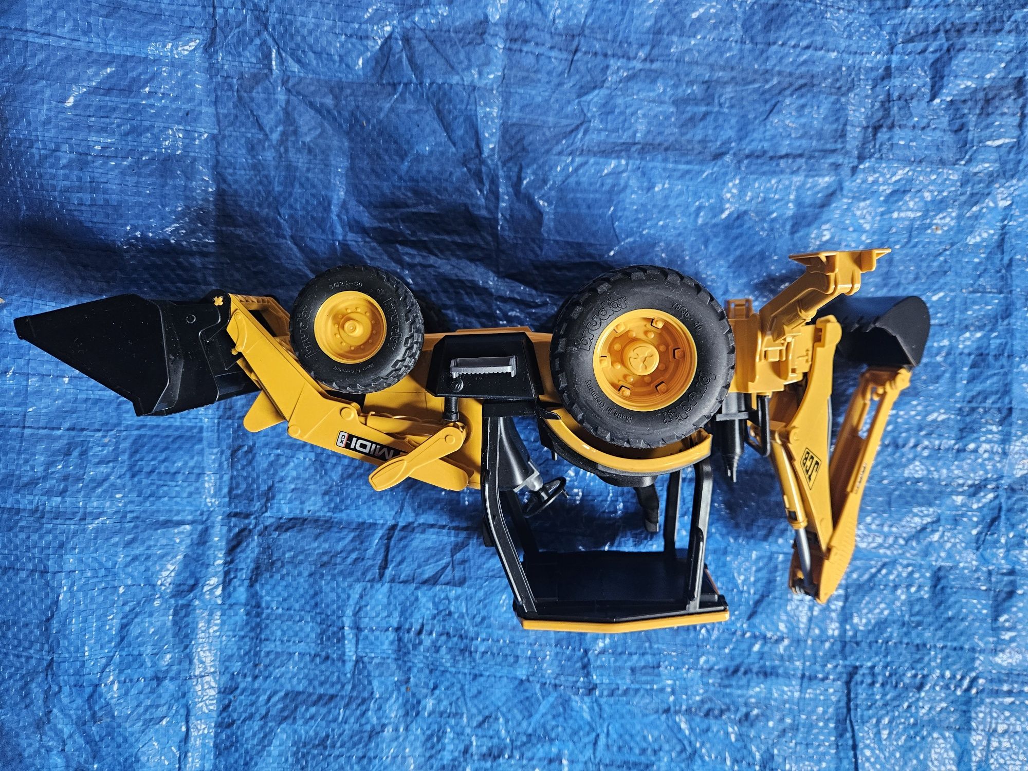 Zabawka ładowarko-koparka JCB Midi CX firmy Bruder (model 02427).