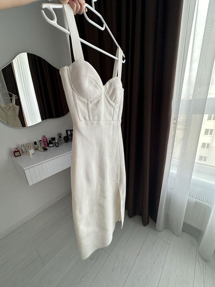 Белое платье бандажное