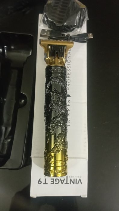 Profissional máquina de cortar cabelo e barba recarregável nova