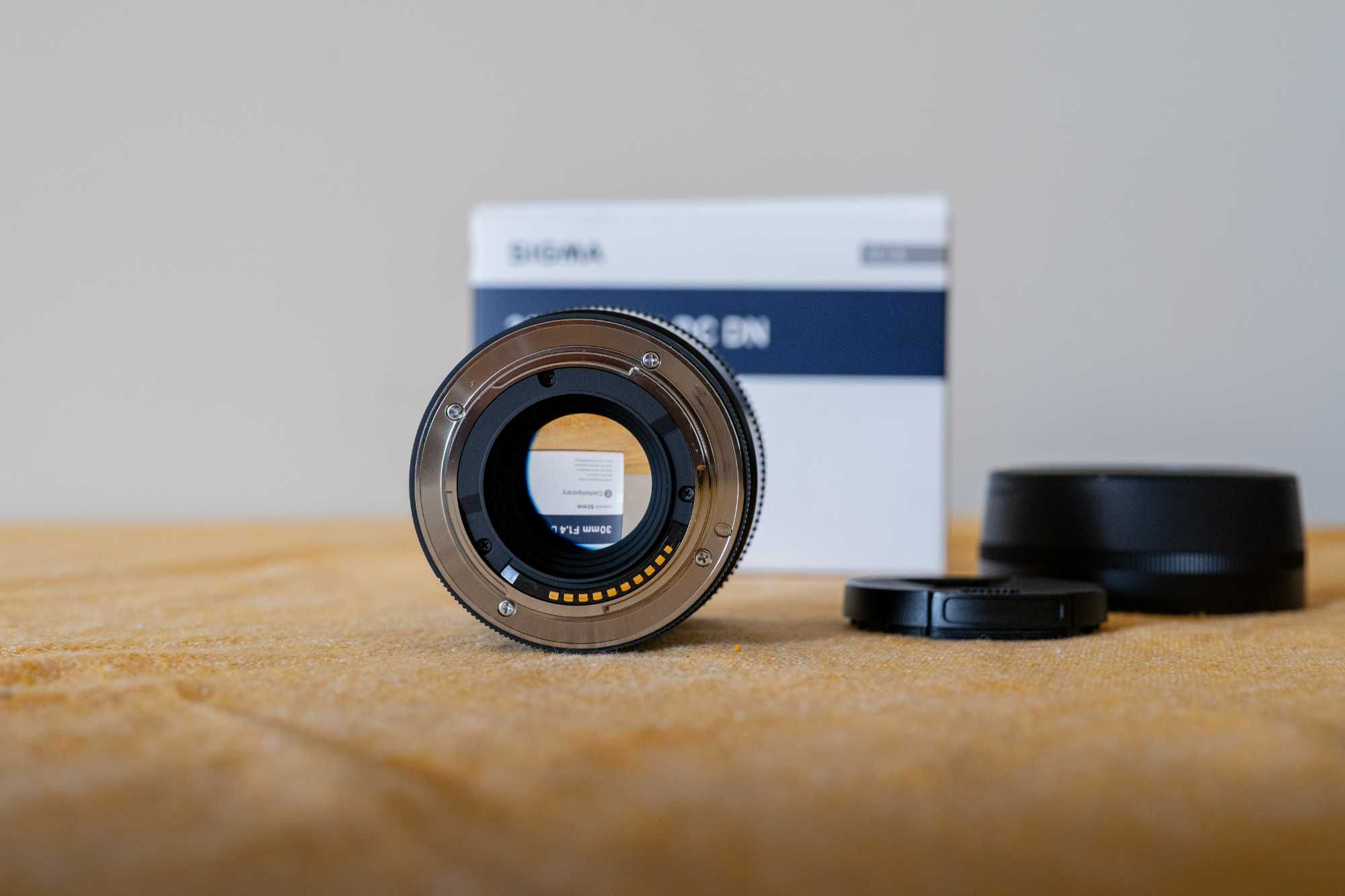 BUNDLE Sony a6400 e SIGMA 30mm f/1.4 para Vídeo e Fotografia