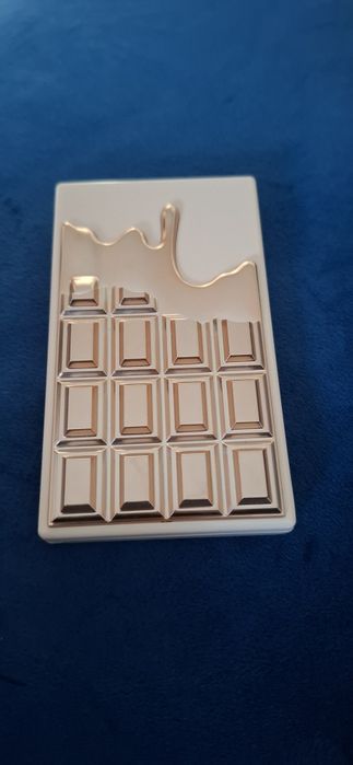 Paletka Revolution.  Użyta raz.