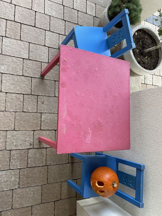 Stolik ikea + 2 krzesla (rozmiar dzieciecy)