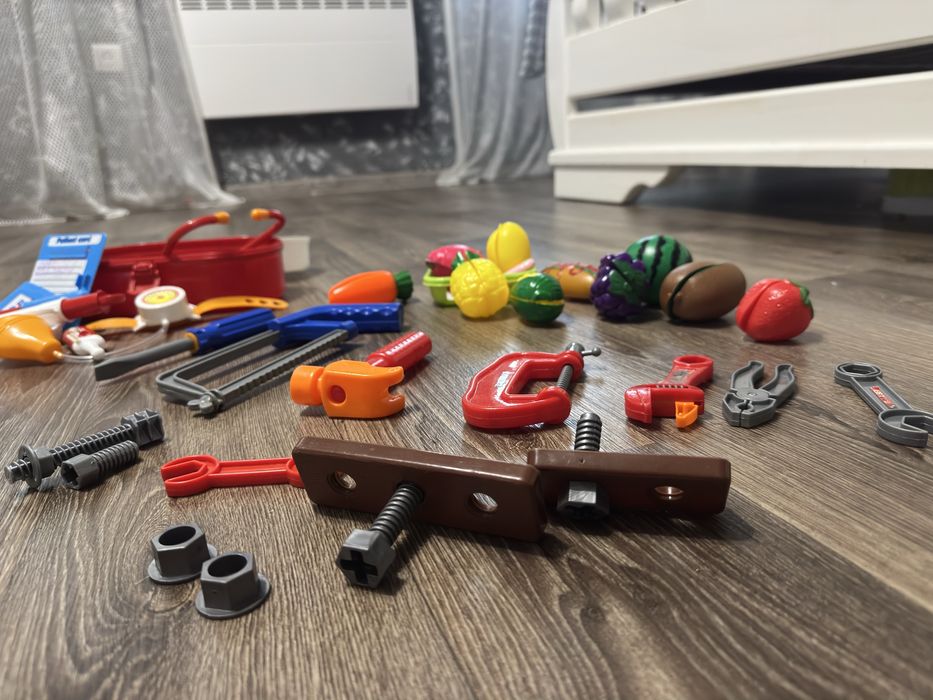 Набір розвиваючих іграшок інструменти,аптечка, фрукти.