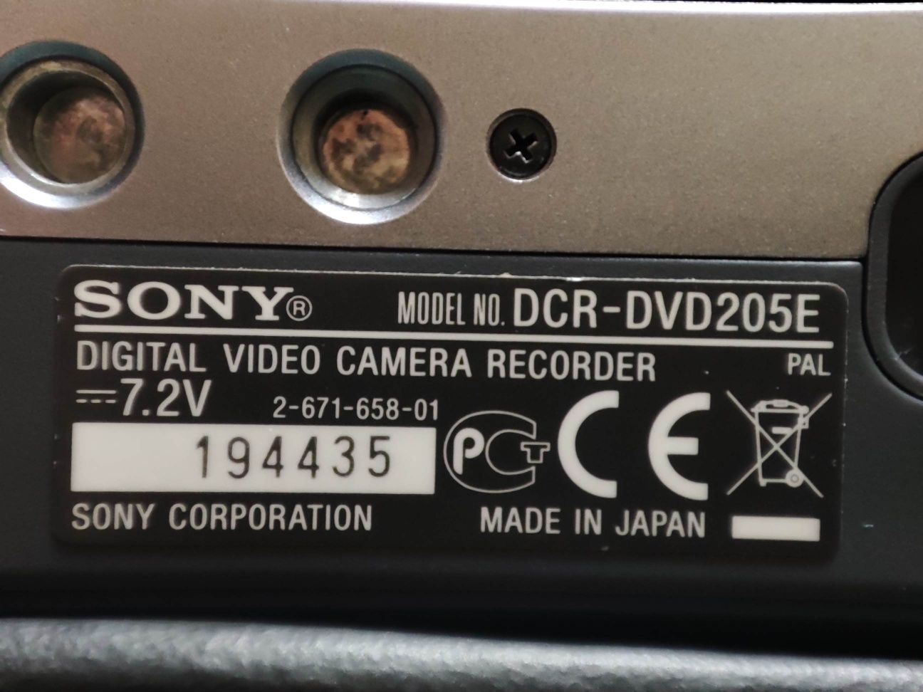 Продам видеокамеру Sony Handycam DCR-DVD205E