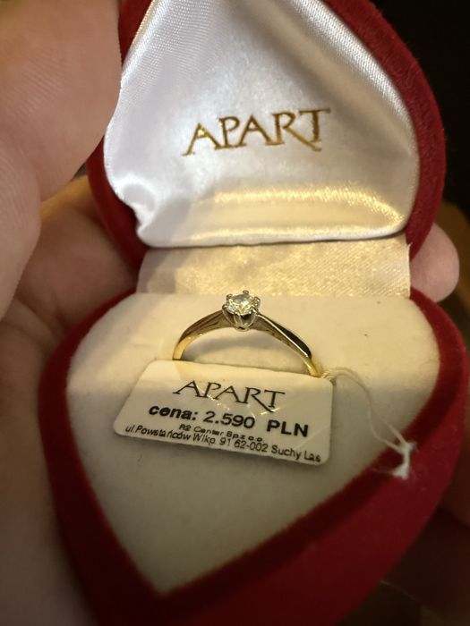 Pierścionek zaręczynowy Apart