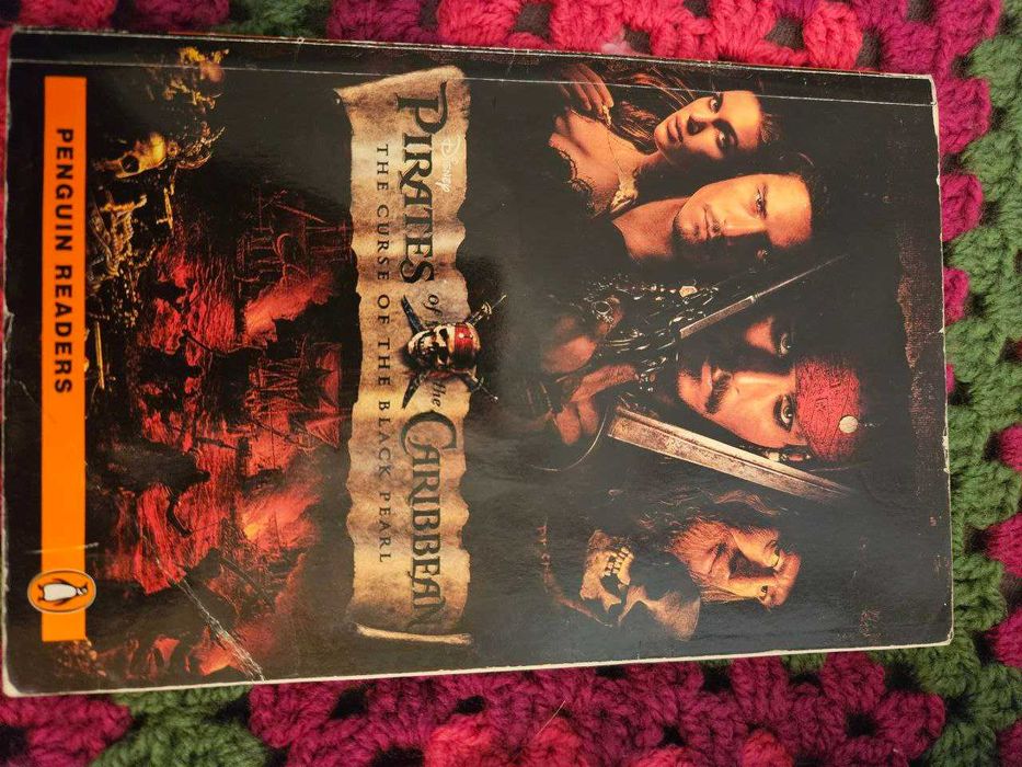 книга ангійською мовою "Пірати Карибського моря"