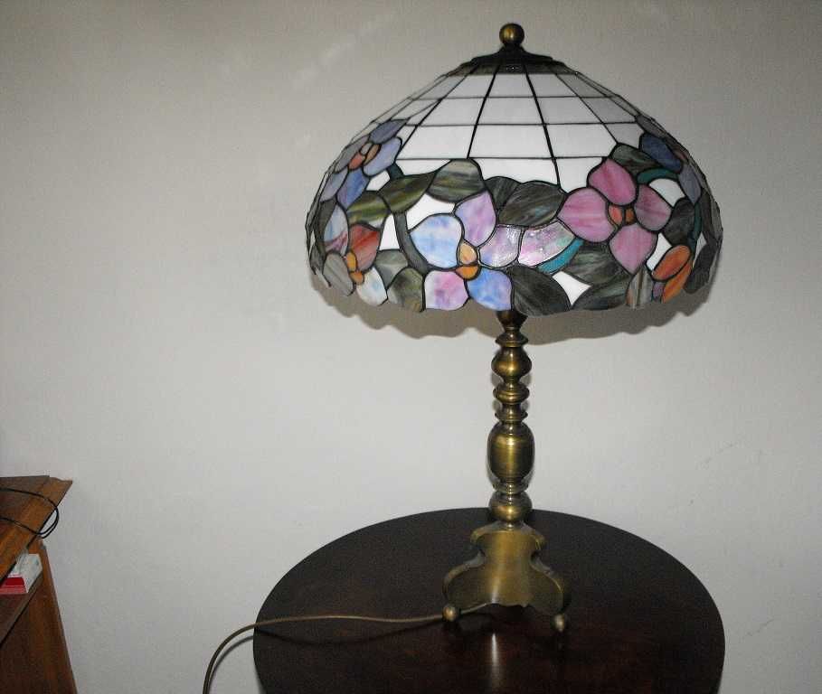 Piękna, mosiężna lampa na stolik lub komodę