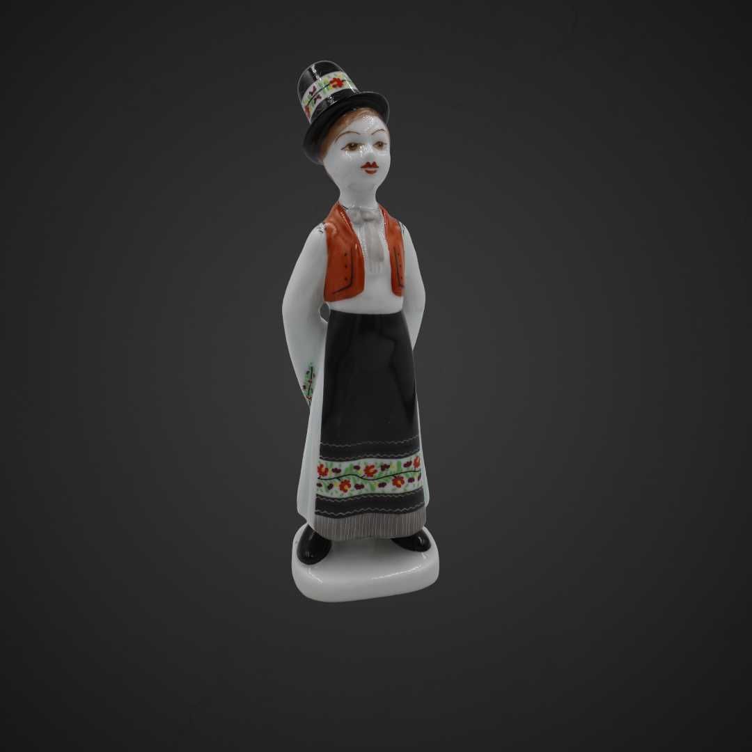 porcelanowa figurka chłopca Hollohaza w tradycyjnym stroju B41/42631