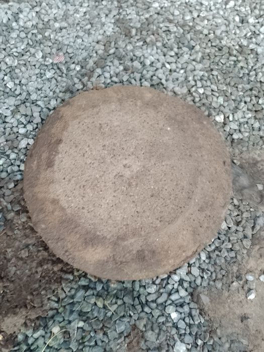 Kostka brukowa pokrywa szambo