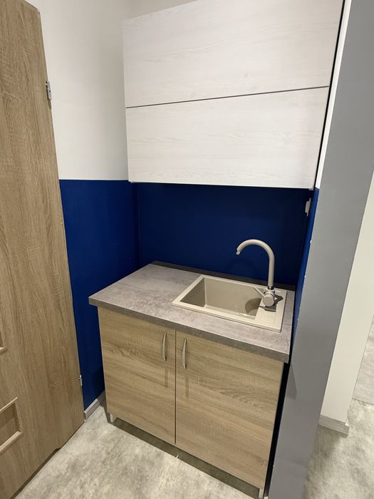 Zestaw kuchenny: blat ze zlewem, bateria, szafka dolna i górna