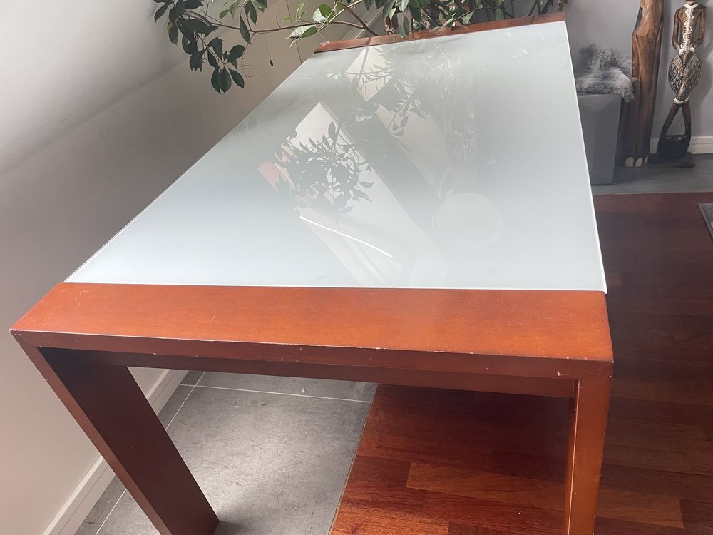 Drewniany stół z szklanym blatem
