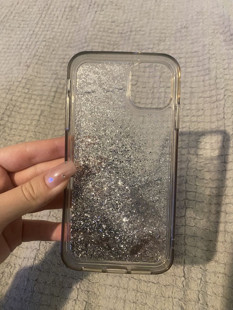 Etui Guess srebrne brokatowe przelewające iphone 11