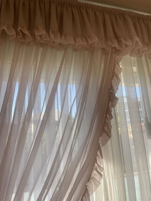 Cortinas brancas e rosa