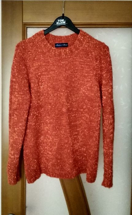 Свитер женский с шарфом .