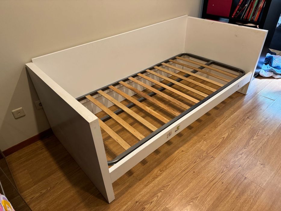 Cama branca de criança