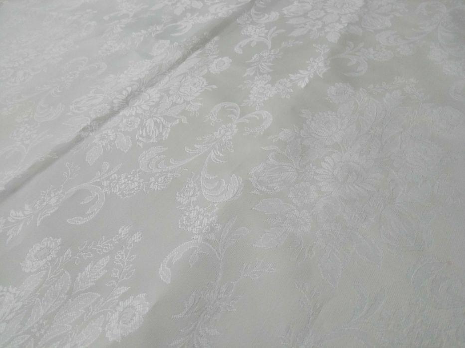 Obrus z plamkami ecru Materiał 140 x 140 cm z błyszczącym wzorem