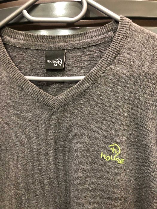 szary sweterek męski rozmiar M House dekolt w serek