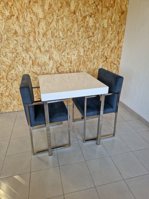 Mesa de apoio + 2 Cadeiras