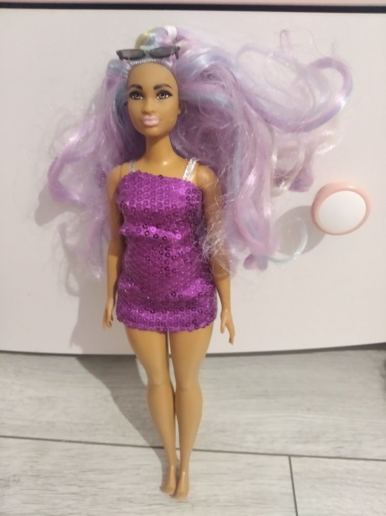 Zestaw lalka Barbie color reveal inna