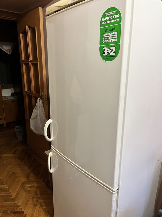 Продається холодильник Snaige вживаний білого кольору