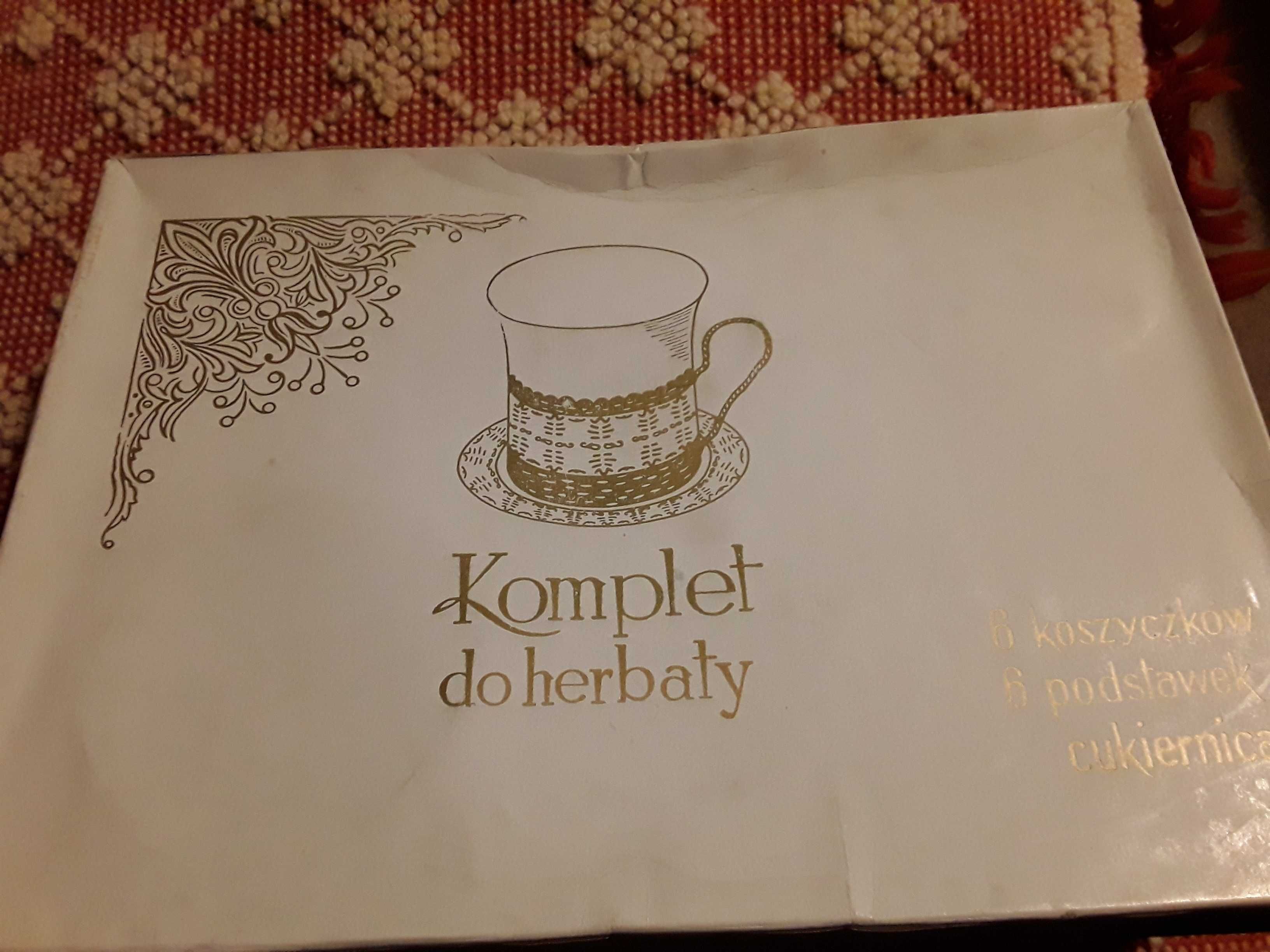 Koszyczki, PRL podstakannik komplet talerzyki ,cukiernica NOWE pudełko