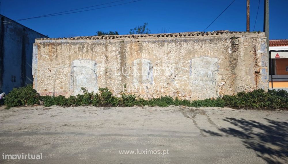 Terreno urbano com ruína, para venda em Alcantarilha, Algarve