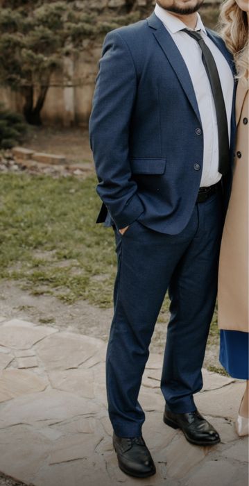 Синій класичний чоловічий костюм