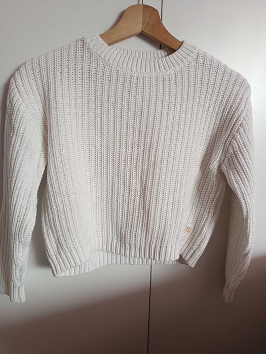 Biały sweter dziewczecy