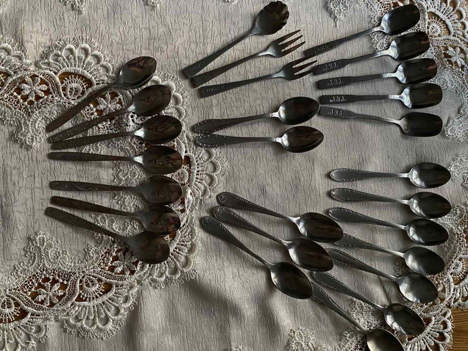 Чайні ложки та виделки