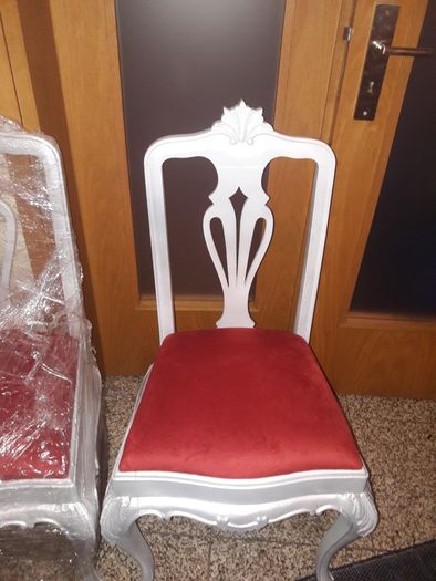 2 cadeiras prateadas