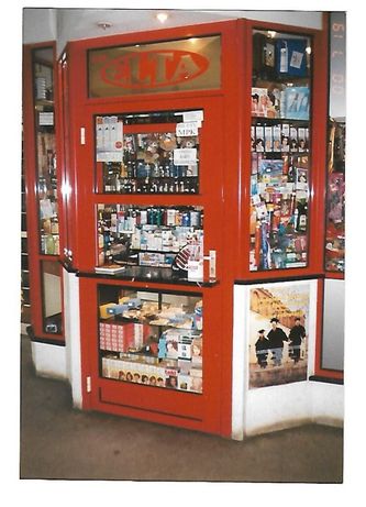 Obudowa kiosku małego sklepu drzwi ściany