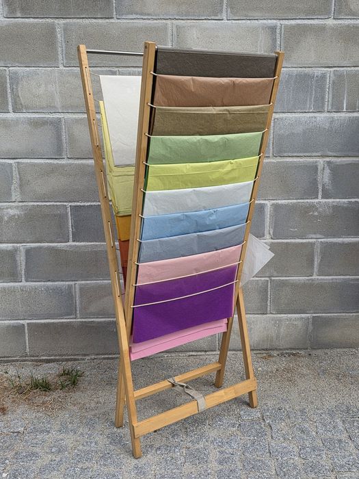 Expositor de Papel em Madeira