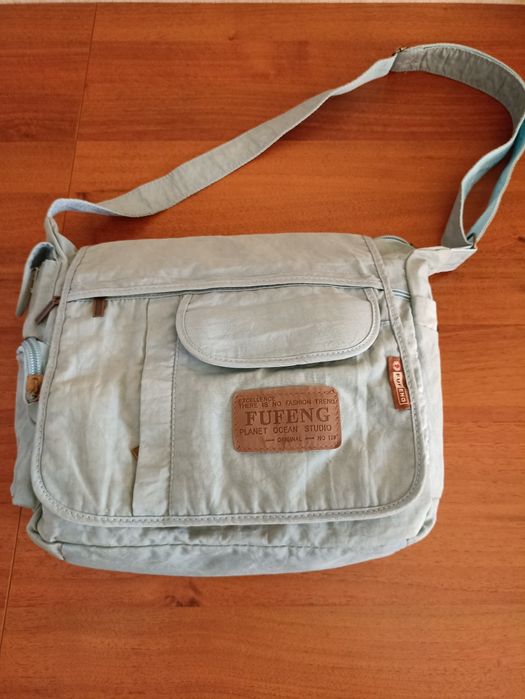 Сумка наплечная из влагостойкой ткани.