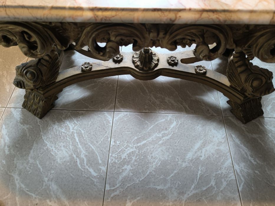 Mesa Coberta de Mármore