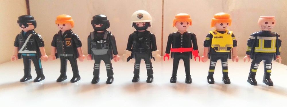 Playmobil bonecos décadas de 70 a 2014.
Décadas de 90 a 2014.
Carro 12
