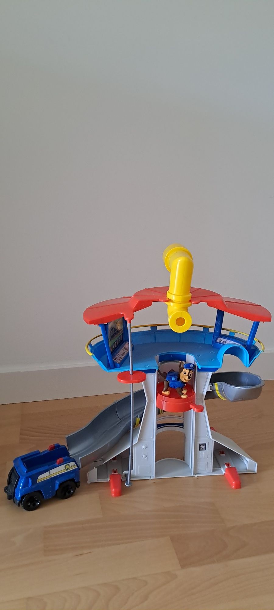 Torre de controlo da Patrulha Pata com carro e  Chase