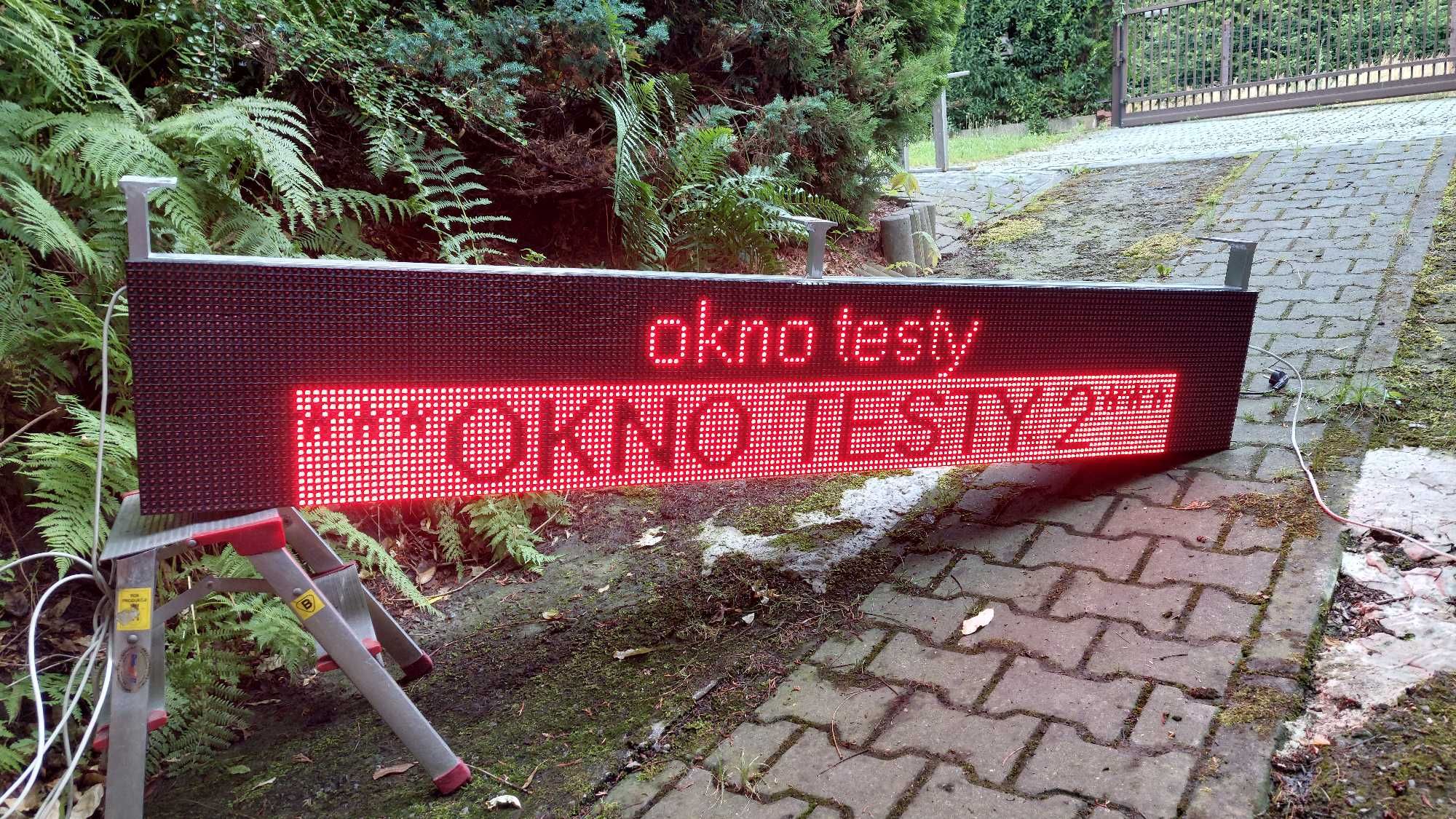 Wyświetlacz panel LED tekstowy z dodatkowym oświetleniem przedmiotów