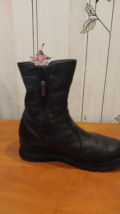 Продам женские кожаные сапоги  Размер 40