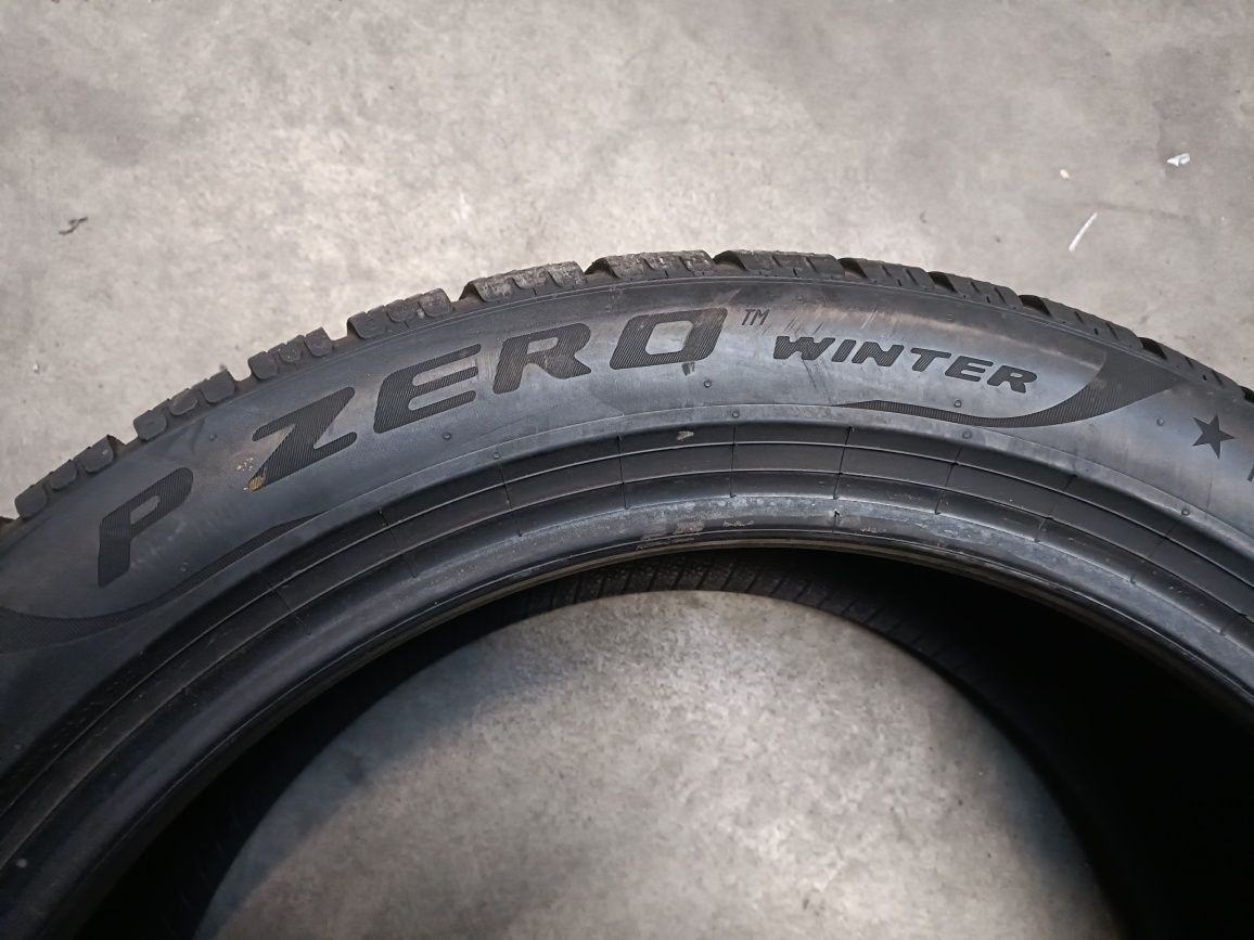 Opona zimowa Pirelli P Zero Winter 245/45R19 102H,- MO *