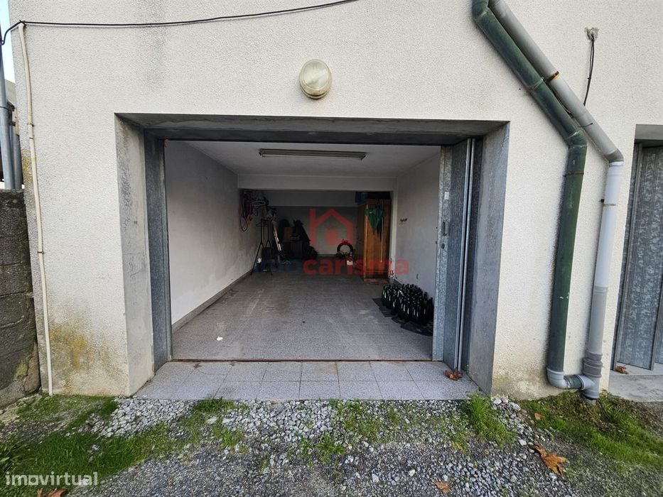 Garagem fechada com 32m2 para venda em São Salvador do Campo, Santo Ti