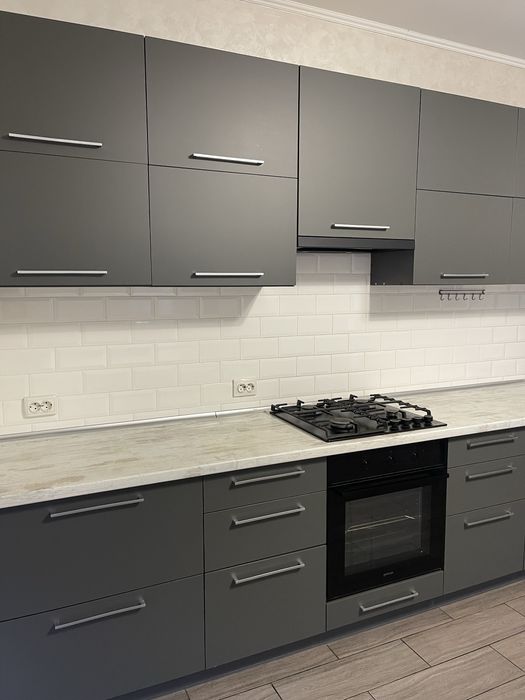 Продам фасади на кухню сірого кольору з ручками