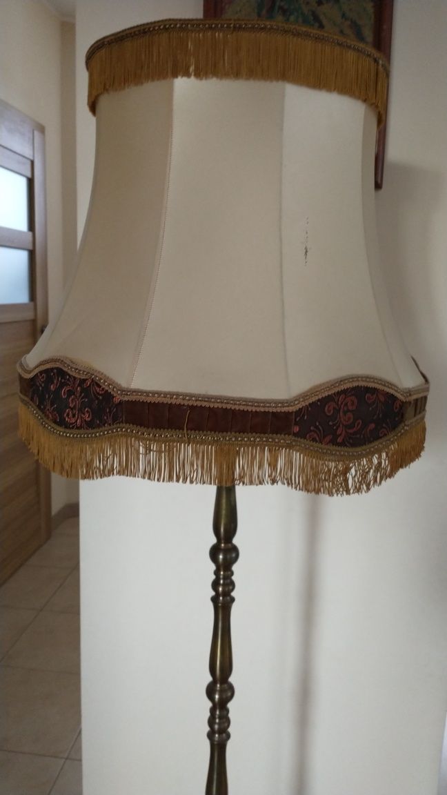 Stara stojąca lampa podłogowa