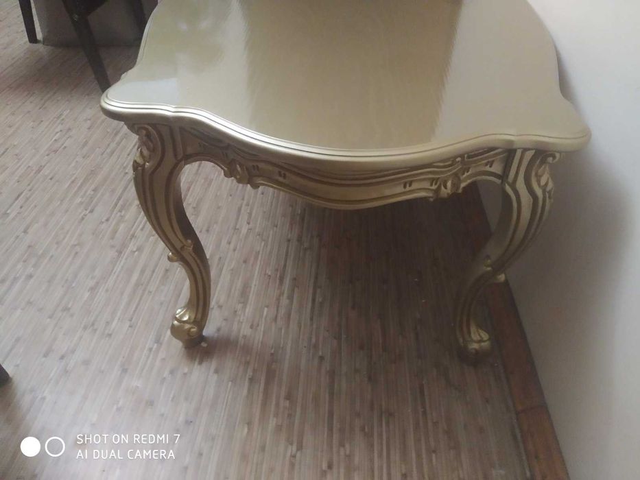 журнальний стіл з натурального дерева