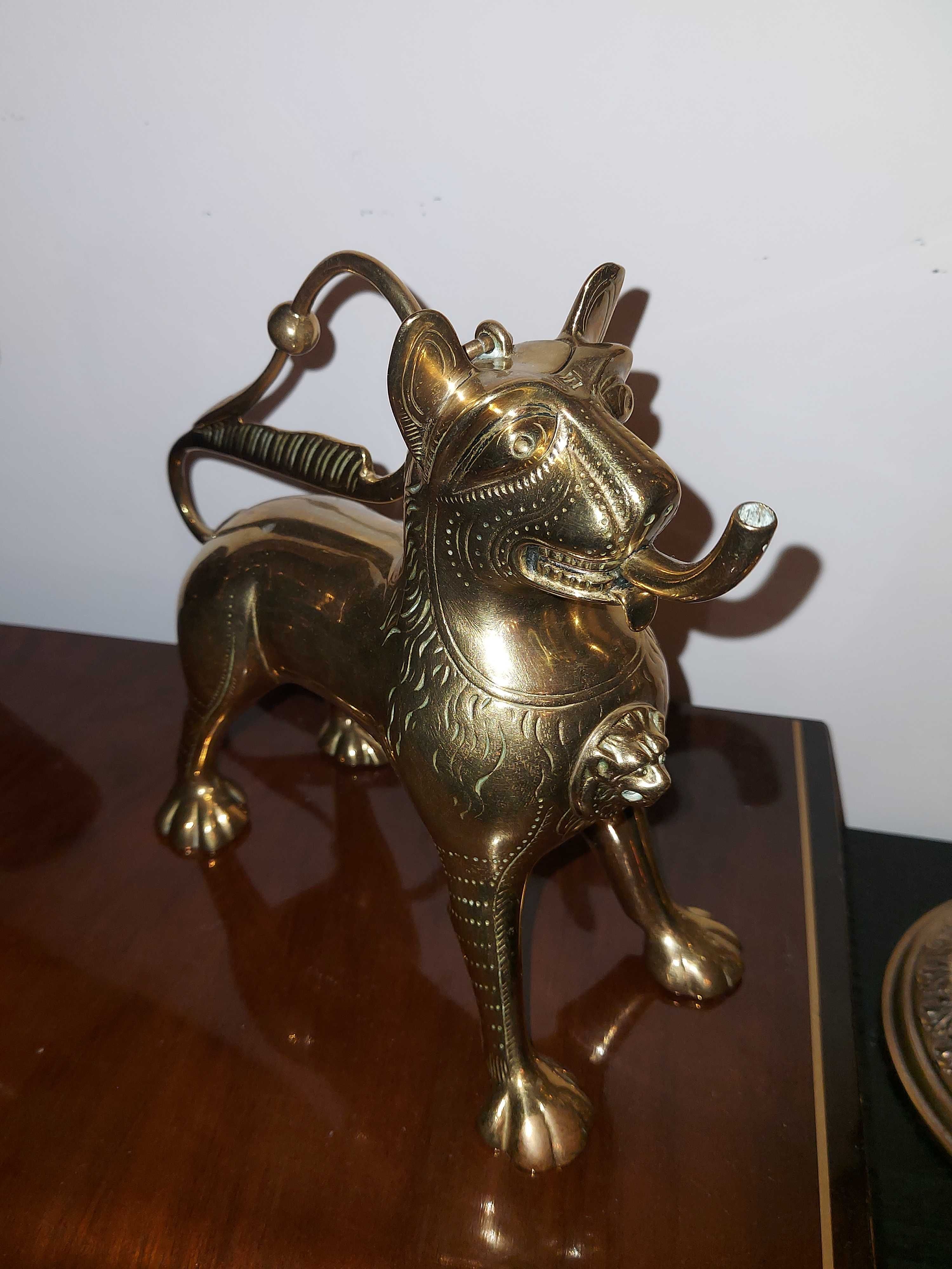 Lampa oliwna Aquamanile z wieczną zapałką