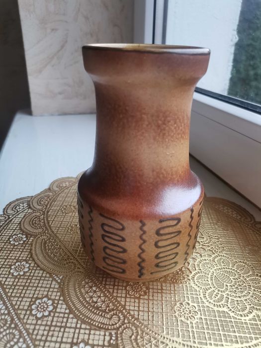 Brązowy wazonik ceramiczny