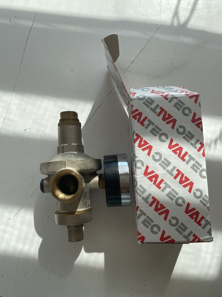 Редуктор давления мембранный VALTEC 3/4 VT.085.N.0507 с манометром