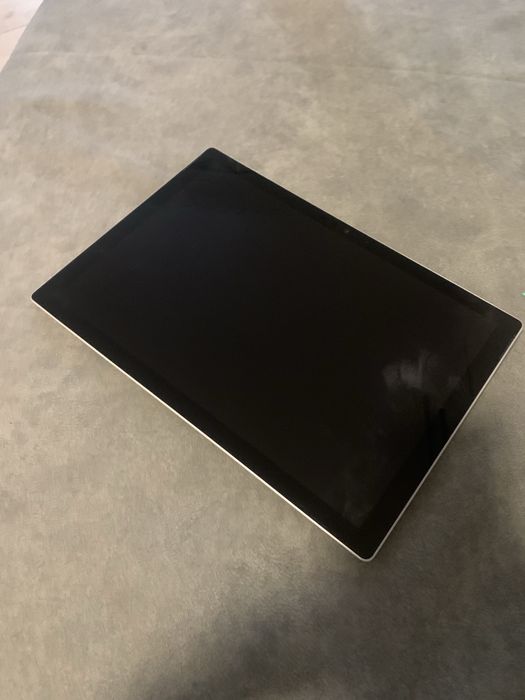 Продам планшет Microsoft surface pro 5 4/128 (аккум 97%)