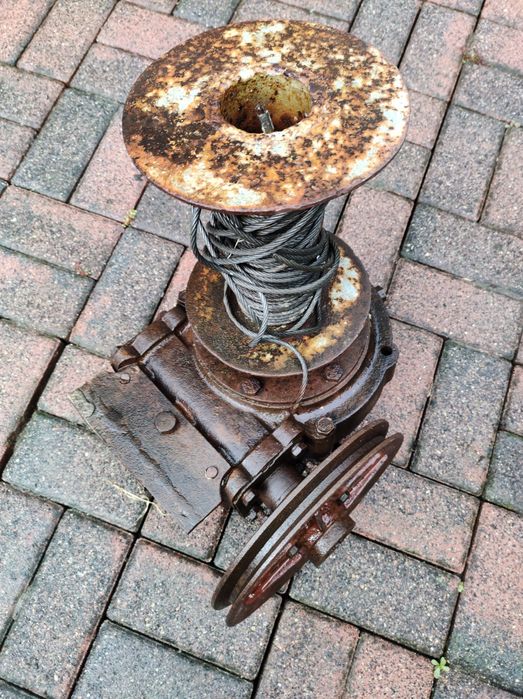 Przekładnia z wyciągarką i kołem pasowym