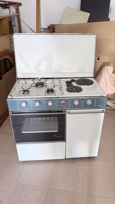 Fogão a gás e elétrico com forno
