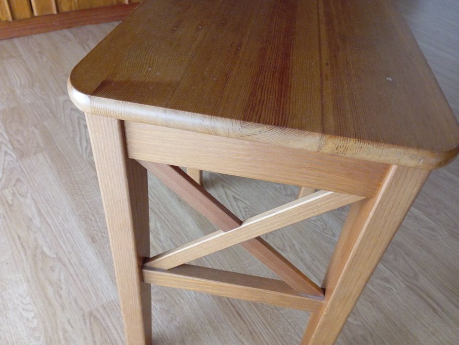 pequena mesa de madeira( ou peno banco)